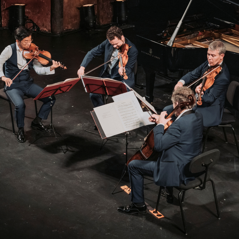 https://www.palais-jacques-coeur.fr/var/cmn_inter/storage/images/_aliases/pedagogic_activities/5/9/1/2/121162195-1-fre-FR/a4d0cb3db8e2-Diotima_concert_Aurele_Guyot.jpg